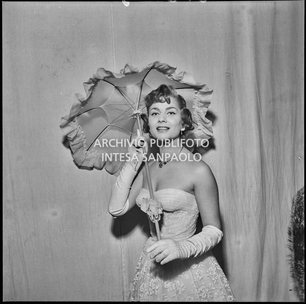 Indossatrice della rassegna dell'acconciatura italiana al Teatro Manzoni di Milano<br>212230