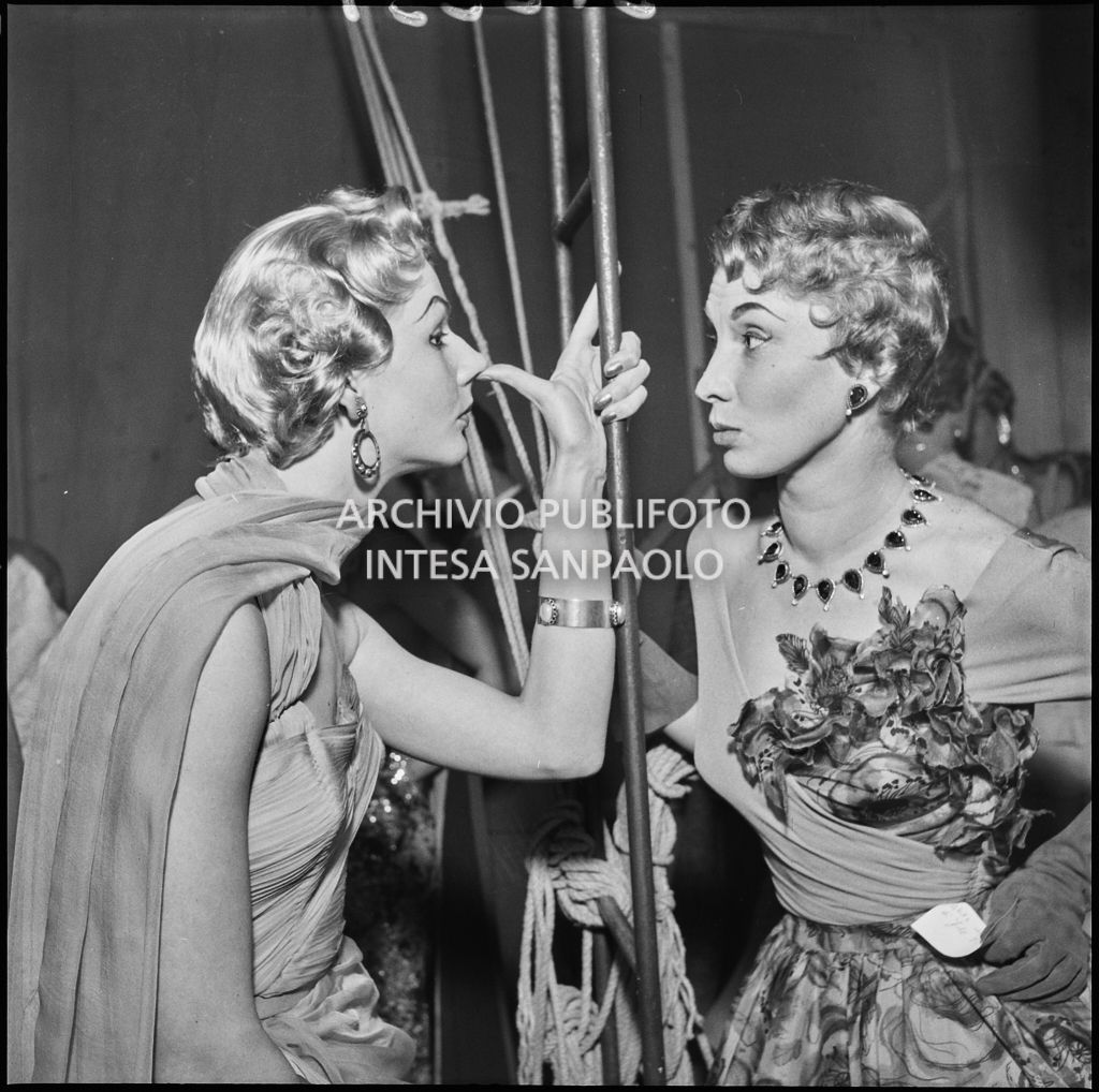 Indossatrici della rassegna dell'acconciatura italiana dietro le quinte del Teatro Manzoni di Milano<br>212231