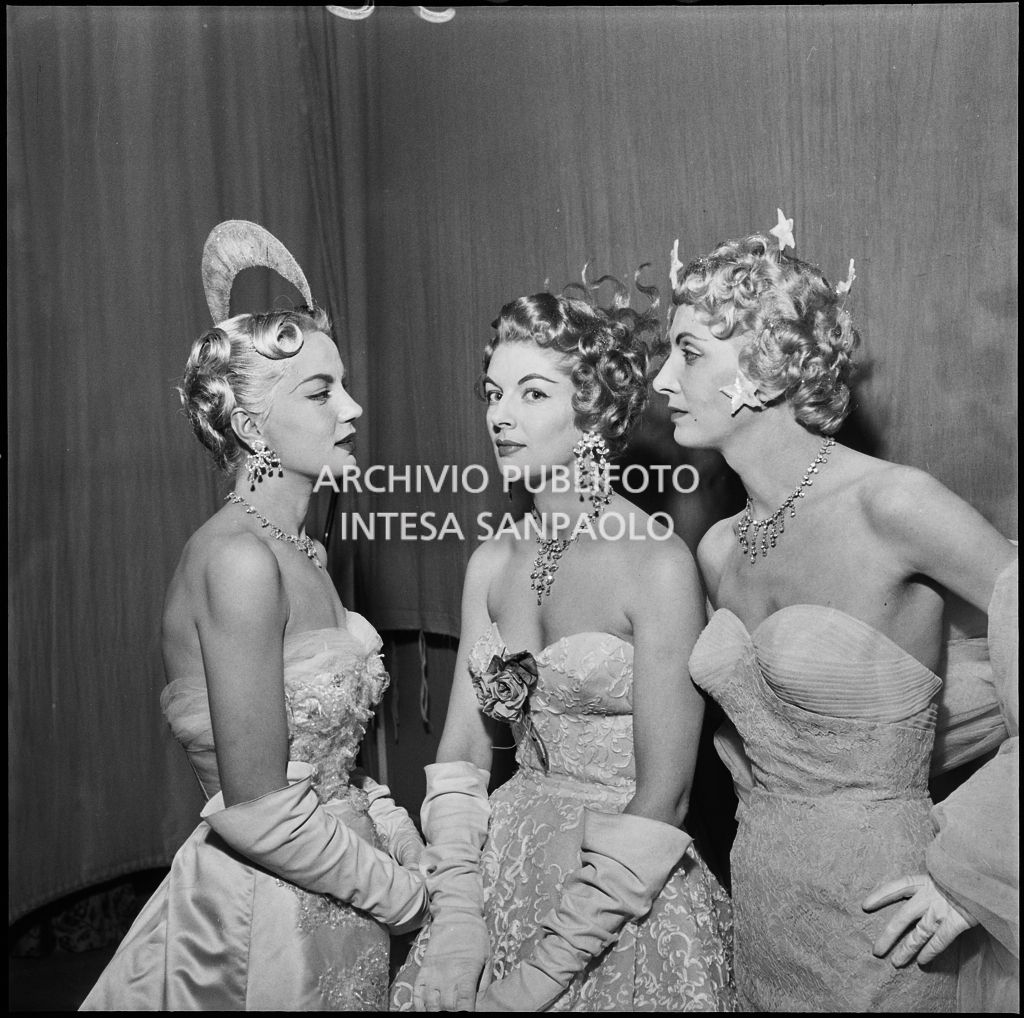 Indossatrici della rassegna dell'acconciatura italiana dietro le quinte del Teatro Manzoni di Milano<br>212232