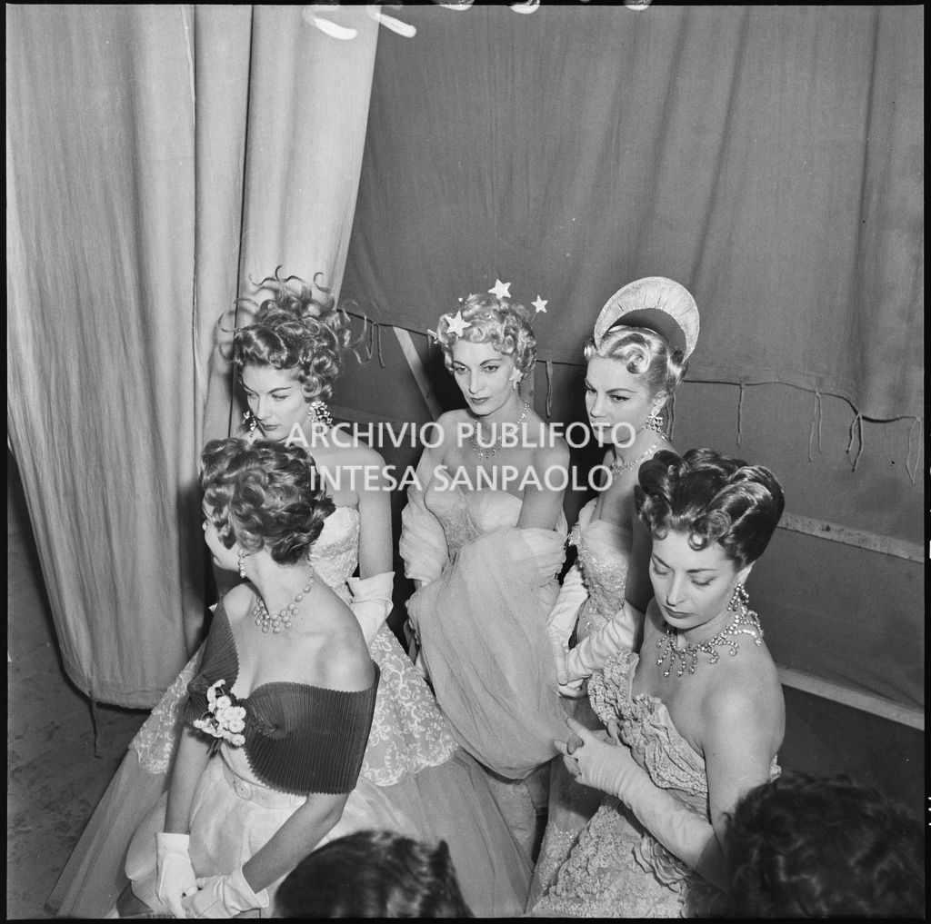 Indossatrici della rassegna dell'acconciatura italiana dietro le quinte del Teatro Manzoni di Milano<br>212233