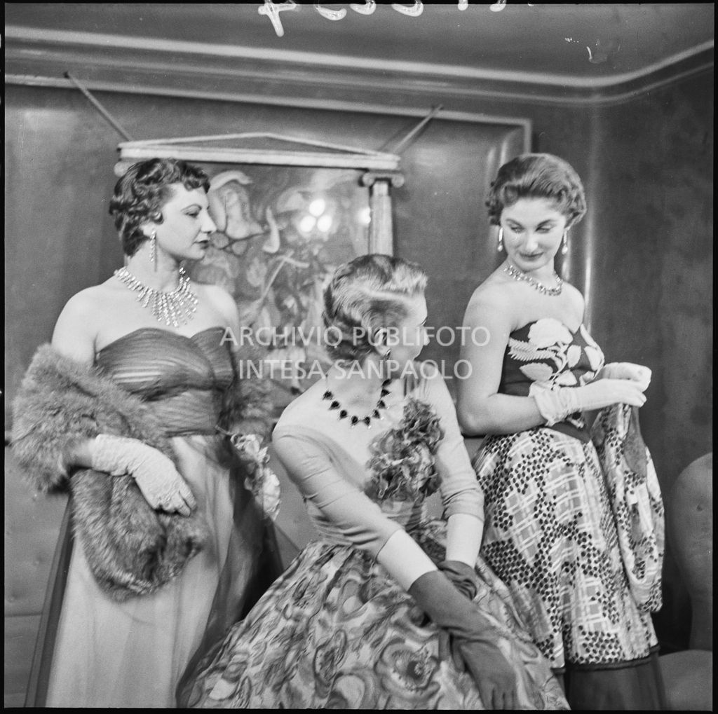 Indossatrici della rassegna dell'acconciatura italiana al Teatro Manzoni di Milano<br>212234