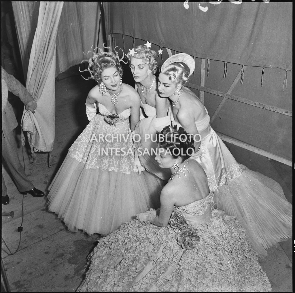 Indossatrici della rassegna dell'acconciatura italiana dietro le quinte del Teatro Manzoni di Milano<br>212235