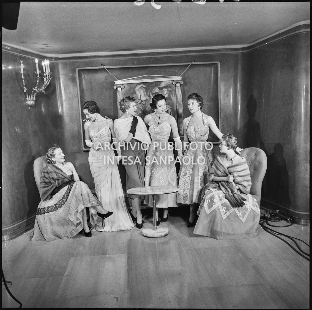 Indossatrici della rassegna dell'acconciatura italiana al Teatro Manzoni di Milano<br>212236