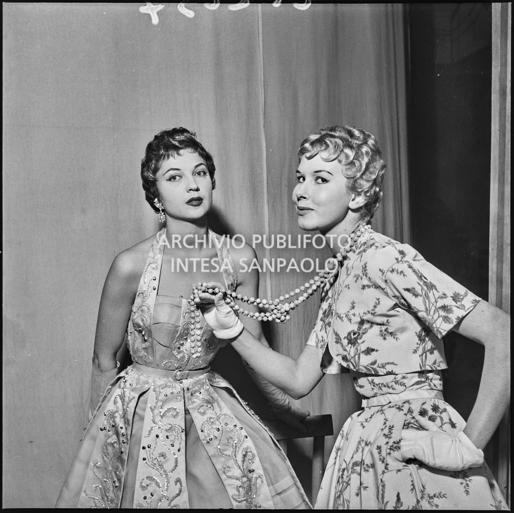 Indossatrici della rassegna dell'acconciatura italiana al Teatro Manzoni di Milano<br>212237