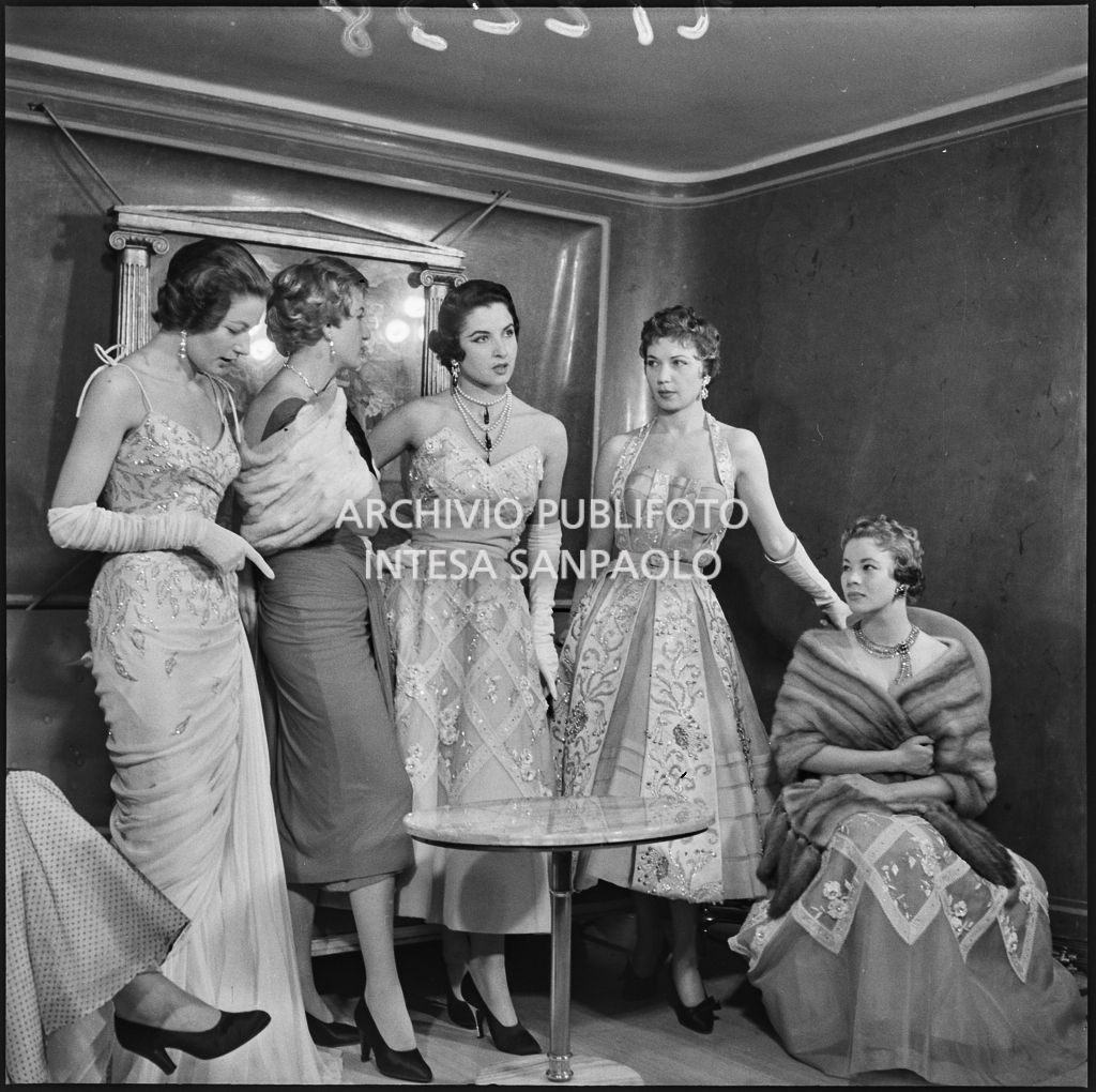 Indossatrici della rassegna dell'acconciatura italiana al Teatro Manzoni di Milano<br>212238