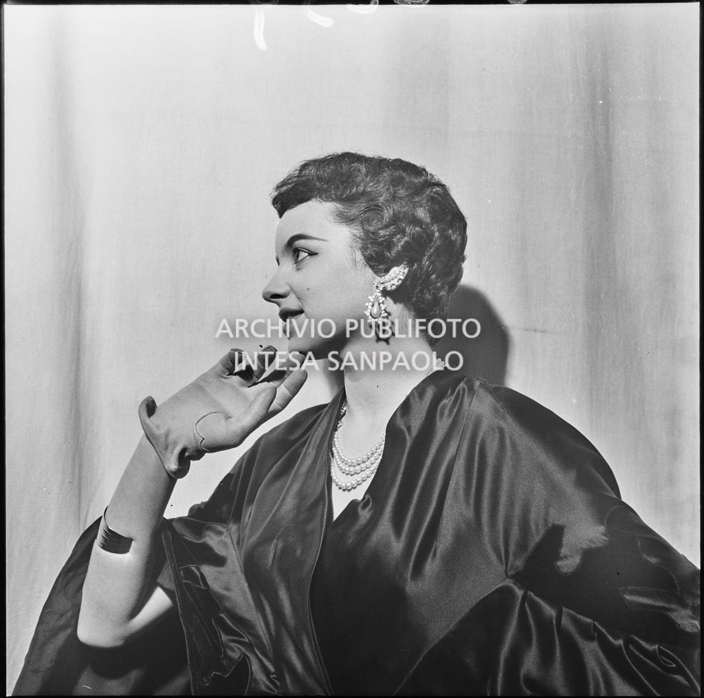 Indossatrici della rassegna dell'acconciatura italiana al Teatro Manzoni di Milano<br>212239