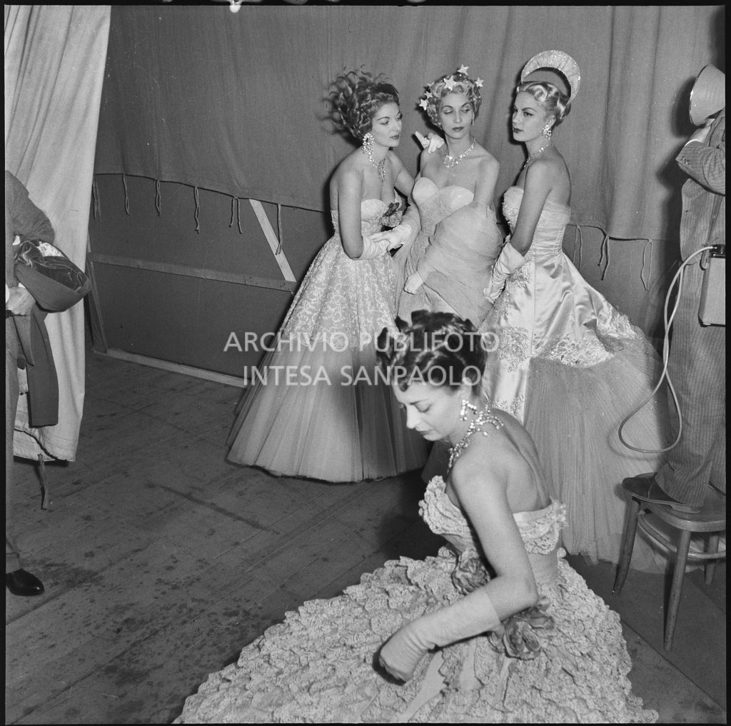 Indossatrici della rassegna dell'acconciatura italiana dietro le quinte del Teatro Manzoni di Milano<br>212240