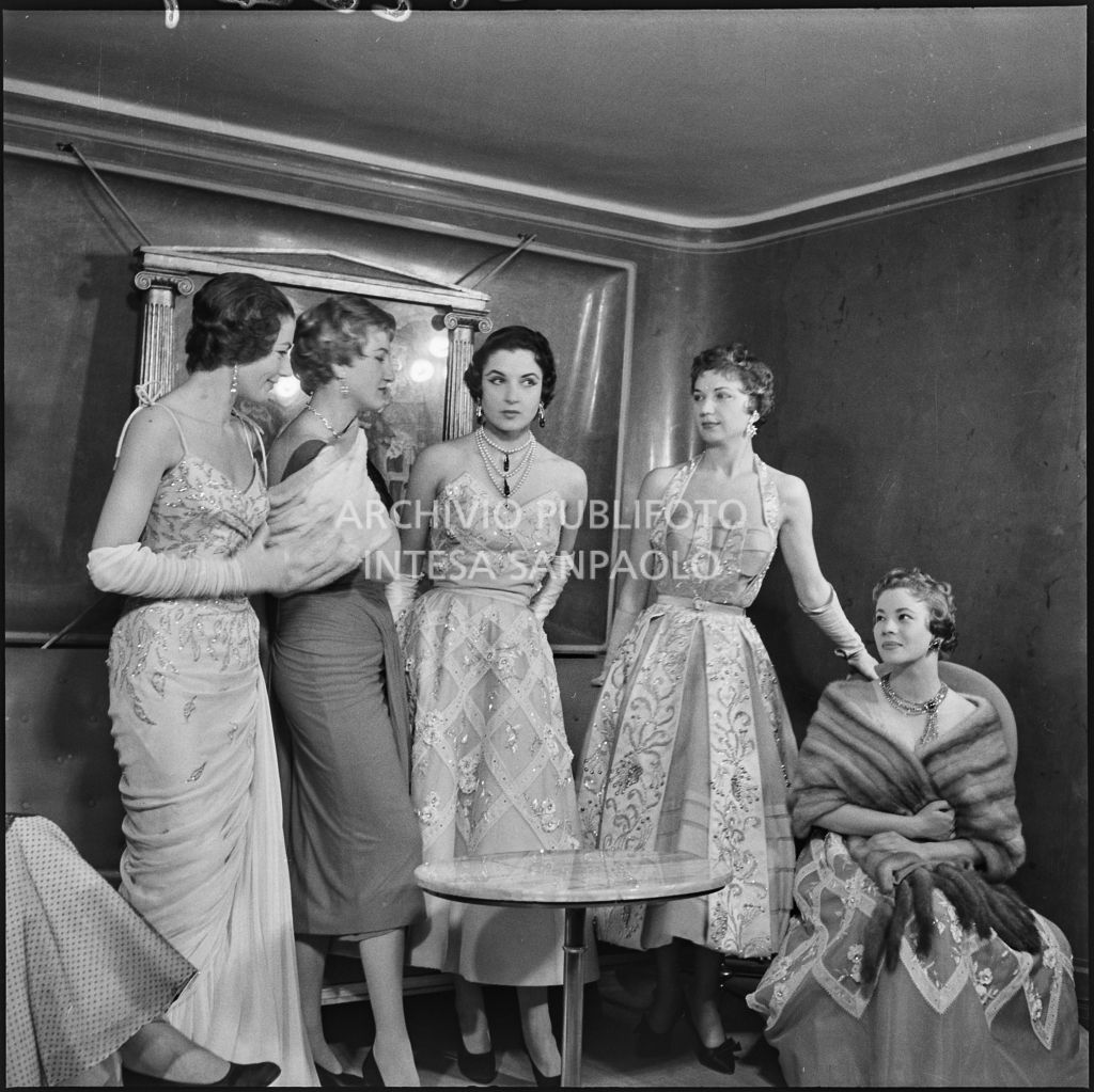 Indossatrici della rassegna dell'acconciatura italiana al Teatro Manzoni di Milano<br>212241