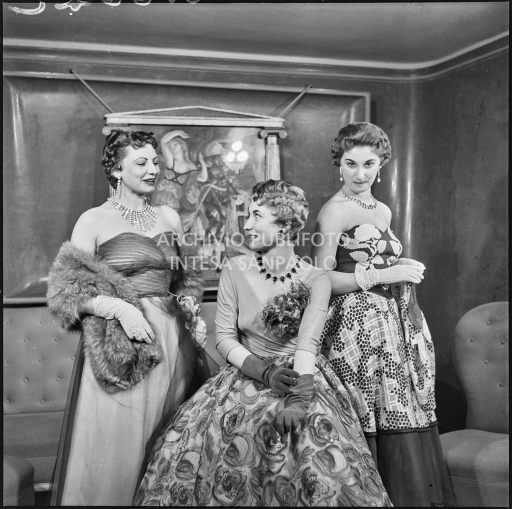 Indossatrici della rassegna dell'acconciatura italiana al Teatro Manzoni di Milano<br>212242