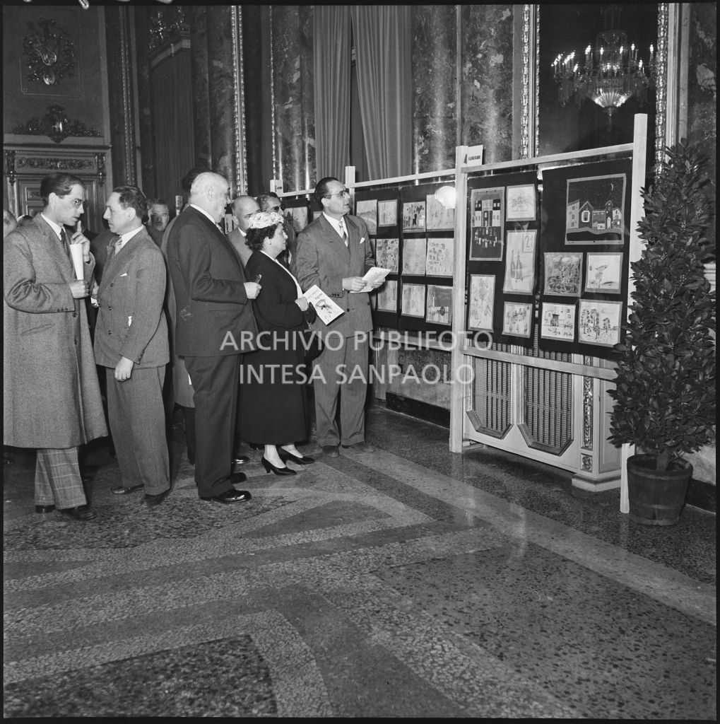 Il prefetto di Milano Ernesto Giulio Cappa (terzo da sinistra) con la moglie all'inaugurazione della III Mostra del disegno del fanciullo organizzata dall'ENAL a Milano a Palazzo Serbelloni<br>212255