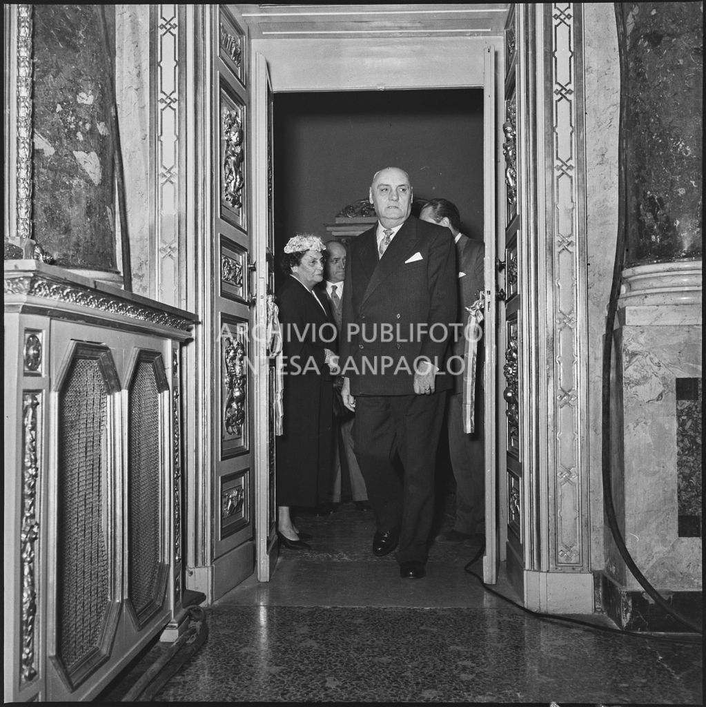 Il prefetto di Milano Ernesto Giulio Cappa all'inaugurazione della III Mostra del disegno del fanciullo organizzata dall'ENAL a Milano a Palazzo Serbelloni<br>212256