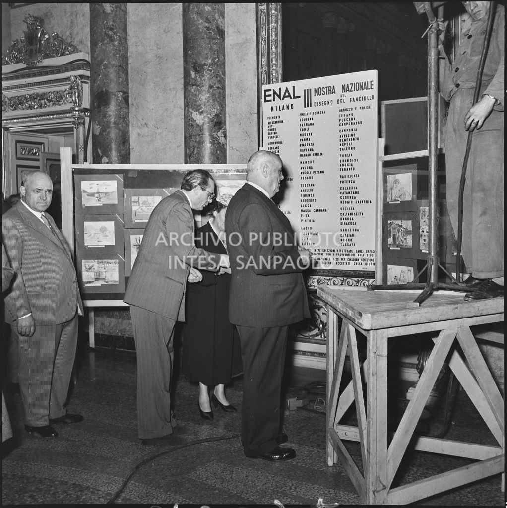 Il prefetto di Milano Ernesto Giulio Cappa all'inaugurazione della III Mostra del disegno del fanciullo organizzata dall'ENAL a Milano a Palazzo Serbelloni<br>212257