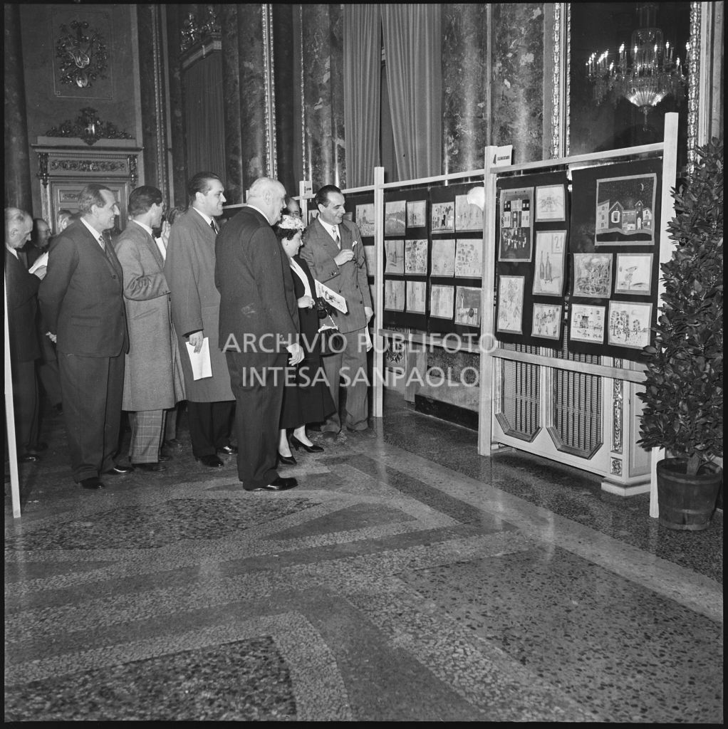 Il prefetto di Milano Ernesto Giulio Cappa (secondo da destra) con la moglie all'inaugurazione della III Mostra del disegno del fanciullo organizzata dall'ENAL a Milano a Palazzo Serbelloni<br>212258