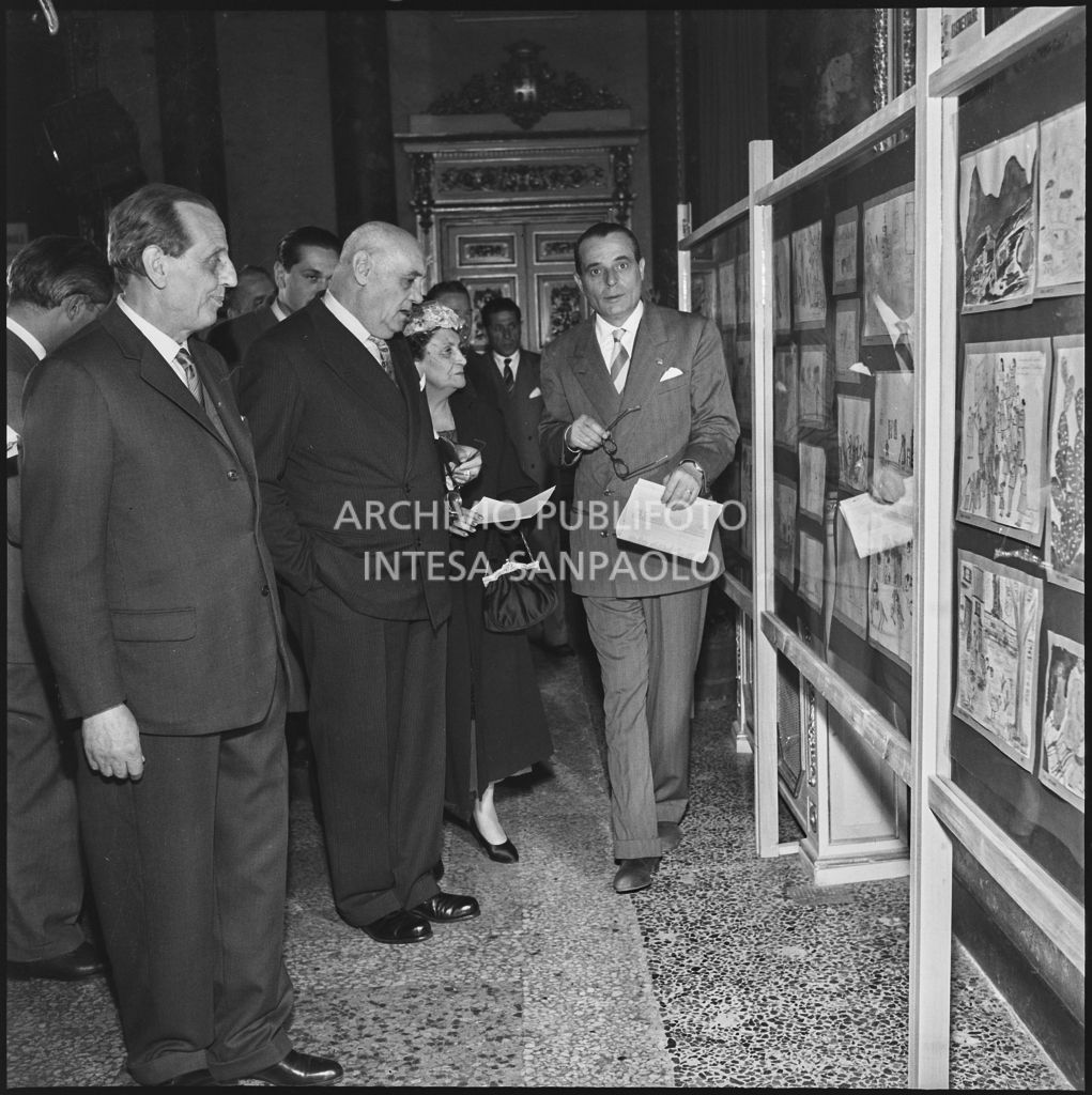 Il prefetto di Milano Ernesto Giulio Cappa (secondo da sinistra) con la moglie all'inaugurazione della III Mostra del disegno del fanciullo organizzata dall'ENAL a Milano a Palazzo Serbelloni<br>212259