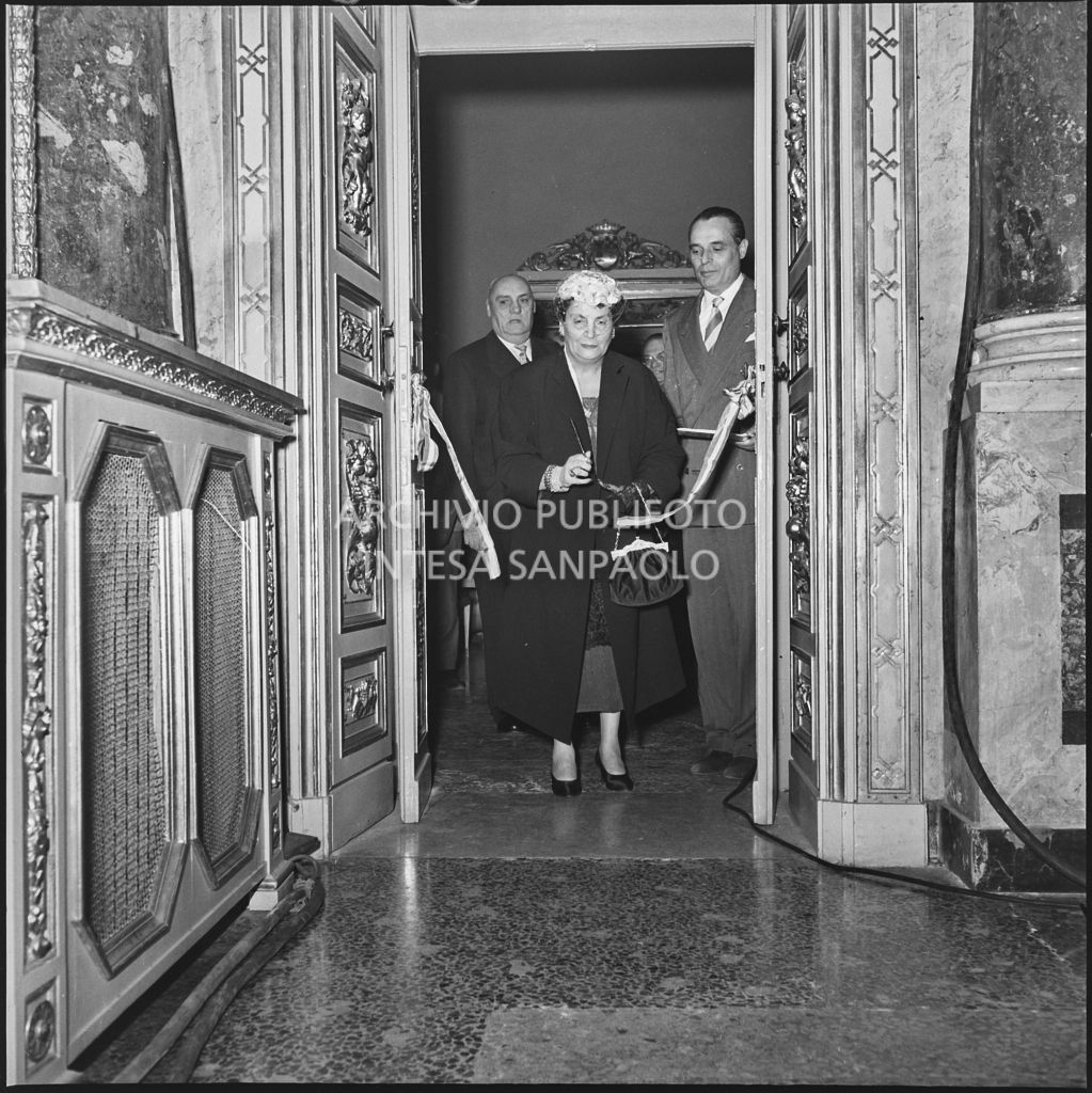 La moglie del prefetto di Milano Ernesto Giulio Cappa effettua il taglio del nastro per l'inaugurazione della III Mostra del disegno del fanciullo organizzata dall'ENAL a Milano a Palazzo Serbelloni<br>212260