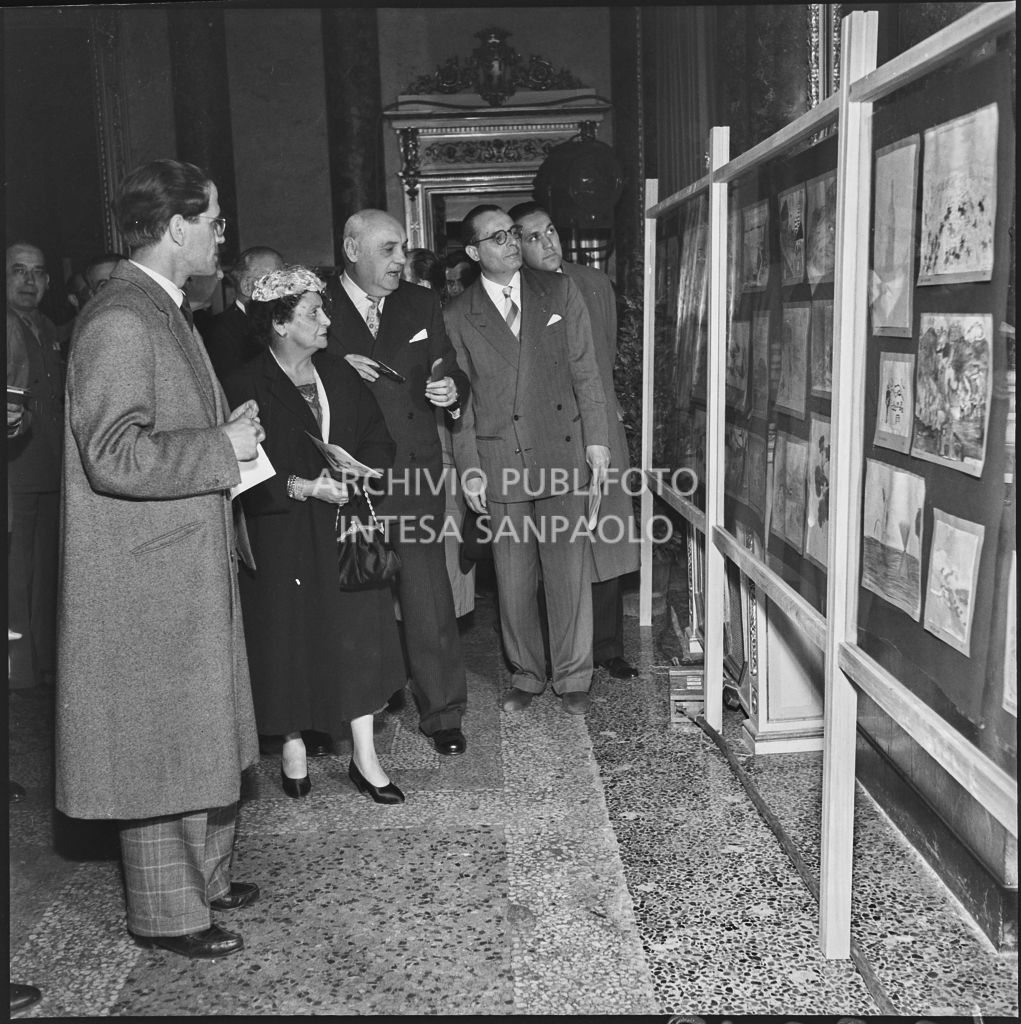 Il prefetto di Milano Ernesto Giulio Cappa (terzo da destra) con la moglie all'inaugurazione della III Mostra del disegno del fanciullo organizzata dall'ENAL a Milano a Palazzo Serbelloni<br>212261