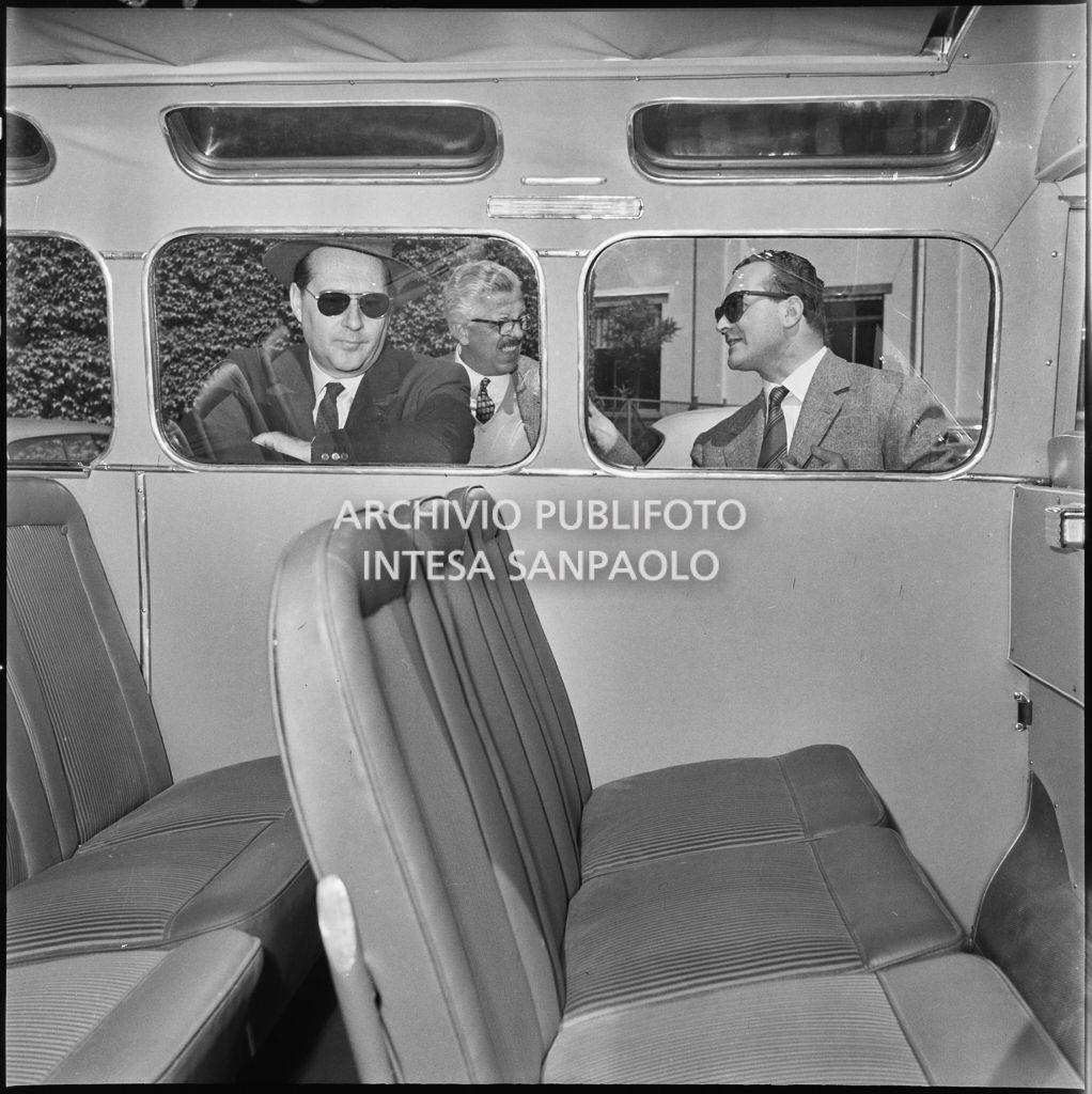 Giornalisti sportivi in visita alla Alfa Romeo visti attraverso i finestrini di un autobus<br>212293