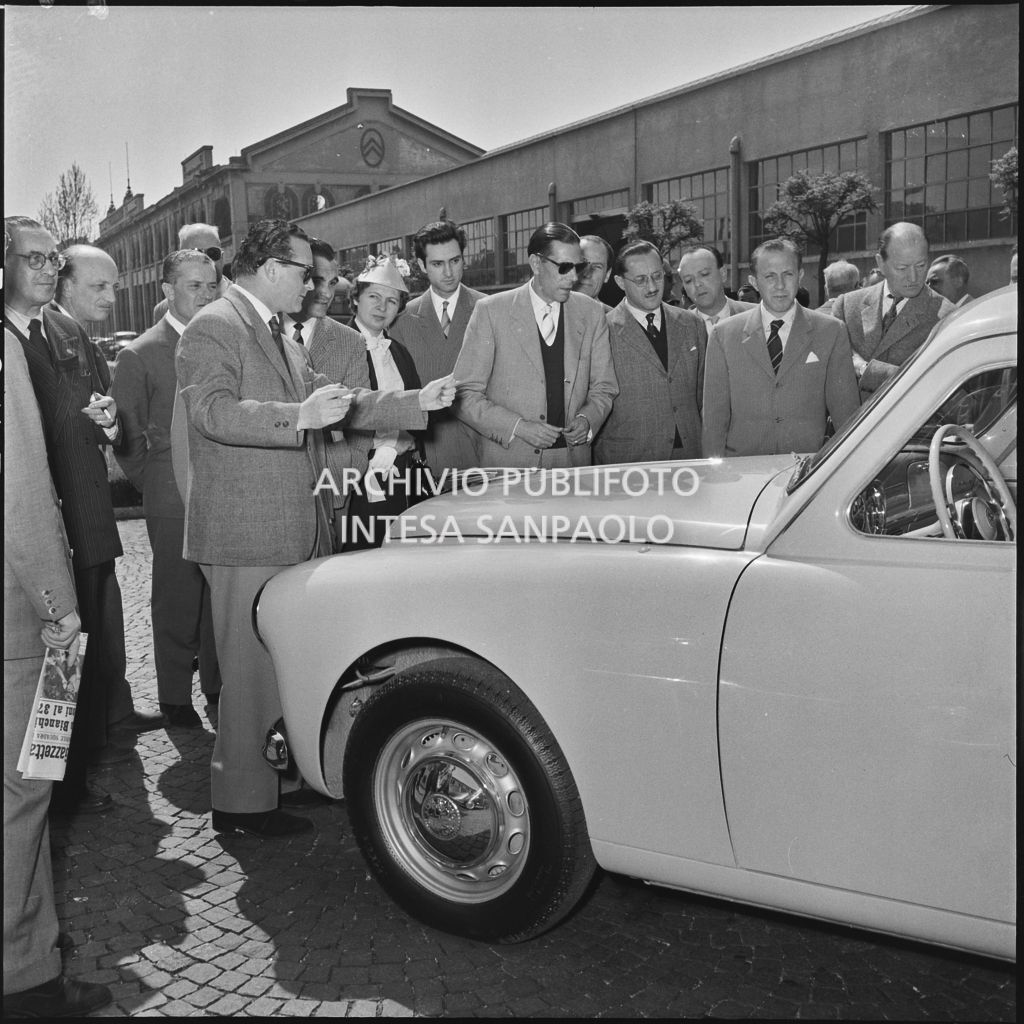 Giornalisti sportivi osservano un'automobile in occasione della visita alla sede della Alfa Romeo di Milano<br>212297