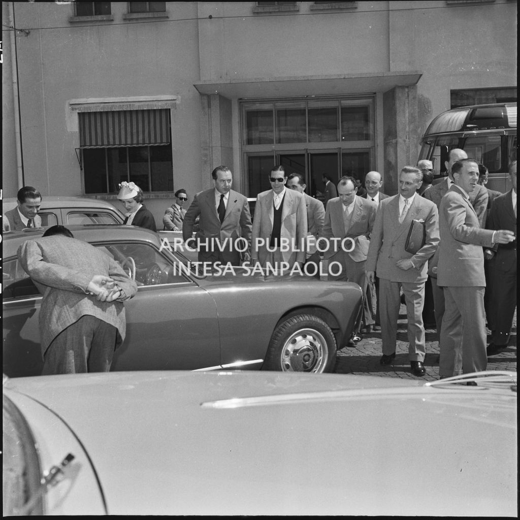 Giornalisti sportivi in visita alla sede della Alfa Romeo a Milano<br>212298