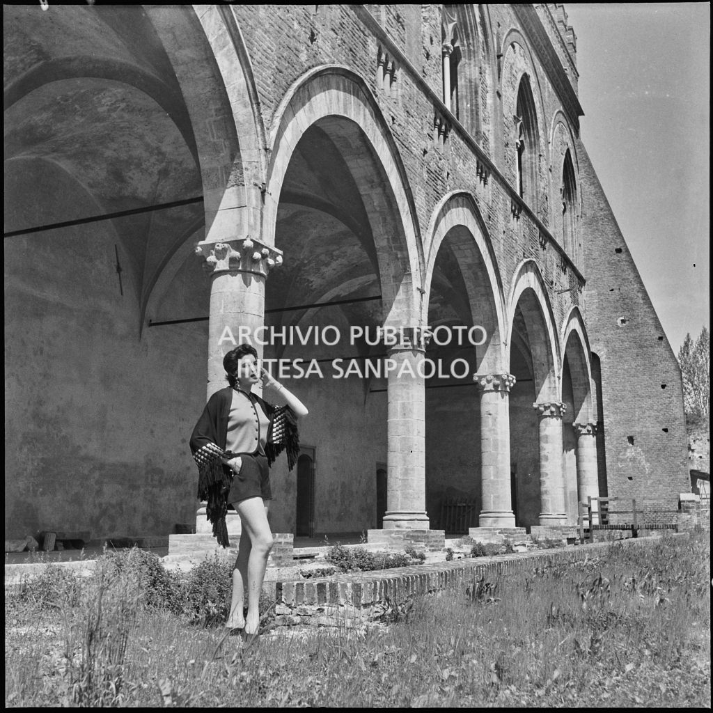 Indossatrice con le creazioni della Marzotto nel giardino del castello di Pavia<br>212299