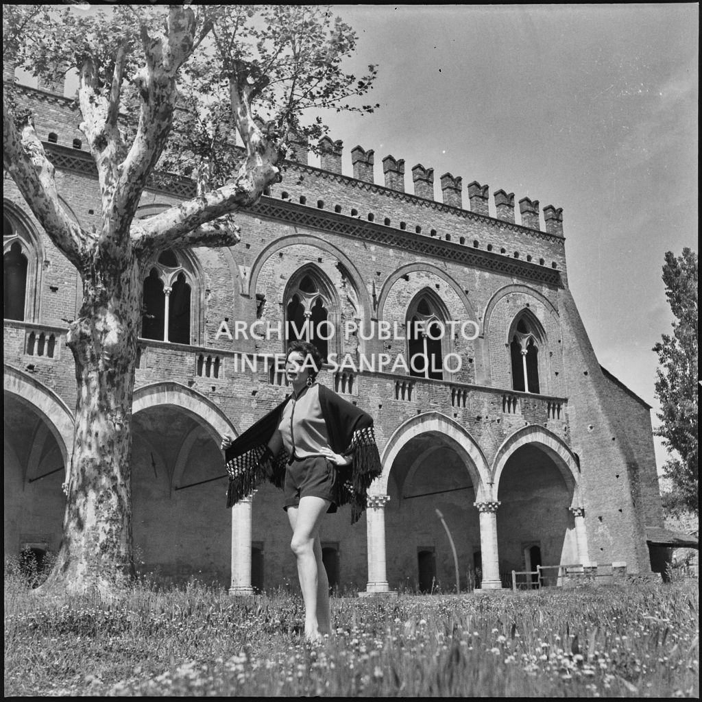 Indossatrice con le creazioni della Marzotto nel giardino del castello di Pavia<br>212300