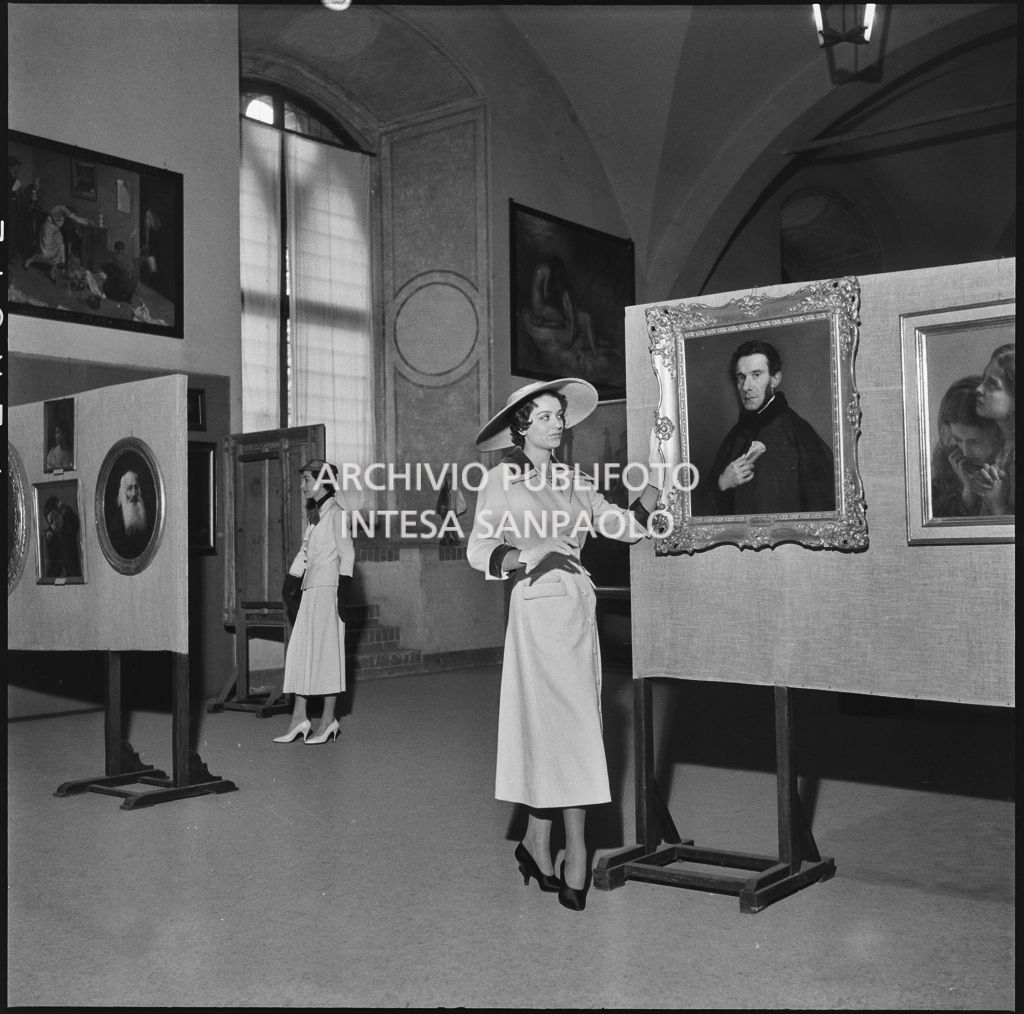 Indossatrici con le le creazioni della Marzotto nelle sale dei Musei Civici del castello di Pavia<br>212301