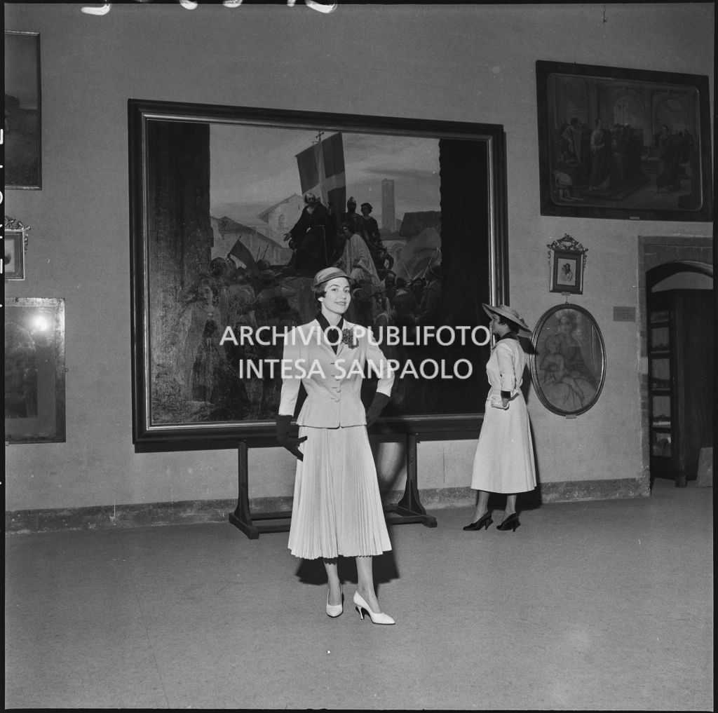 Indossatrici con le creazioni della Marzotto nelle sale dei Musei Civici del castello di Pavia<br>212302