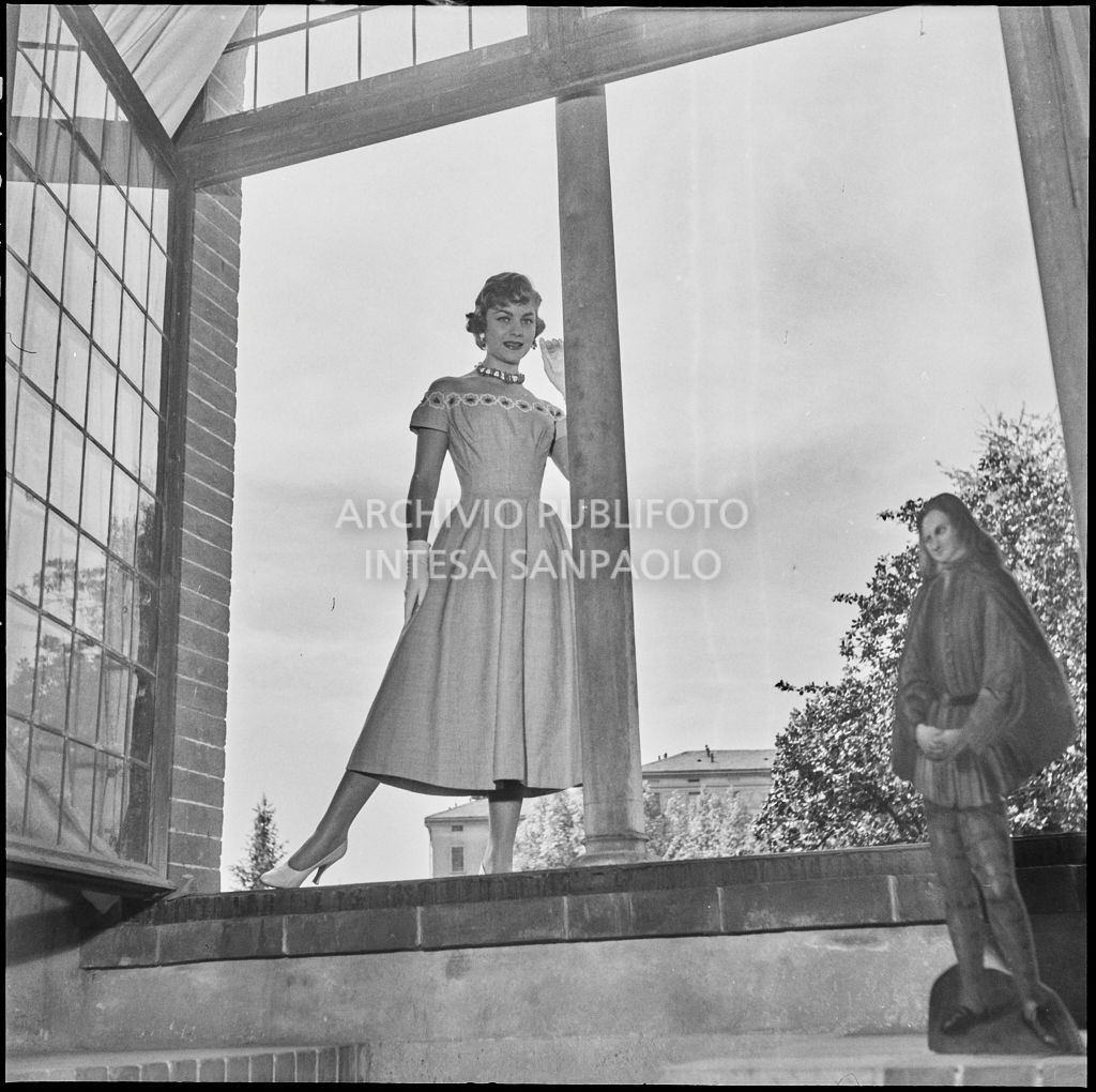 Indossatrice con le creazioni della Marzotto nel castello di Pavia<br>212303