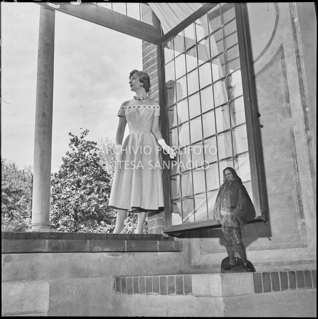 Indossatrice con le creazioni della Marzotto nel castello di Pavia<br>212304