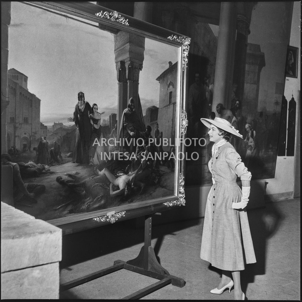 Indossatrice con le creazioni della Marzotto nelle sale dei Musei Civici del castello di Pavia<br>212305