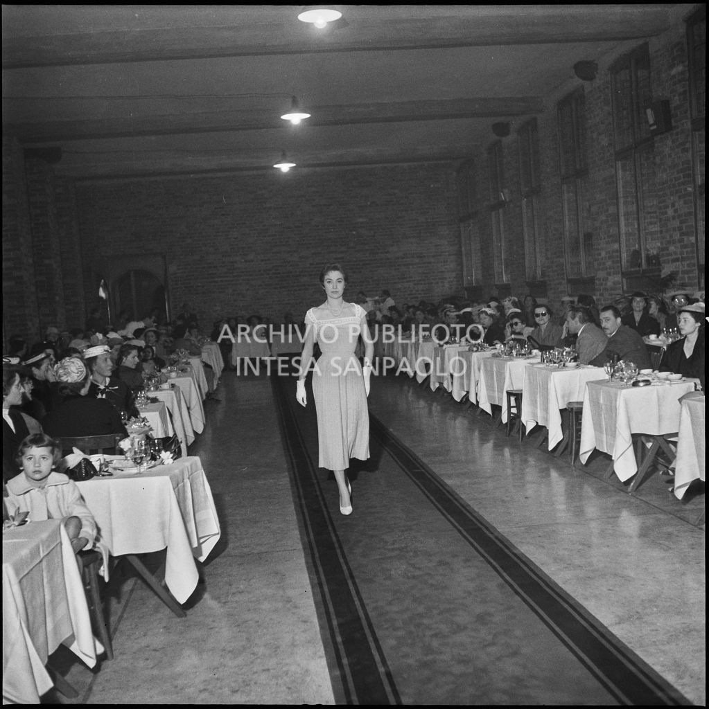 Sfilata di moda della Marzotto nel castello di Pavia<br>212306