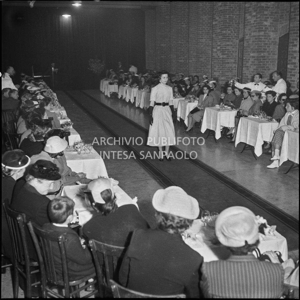 Sfilata di moda della Marzotto nel castello di Pavia<br>212307