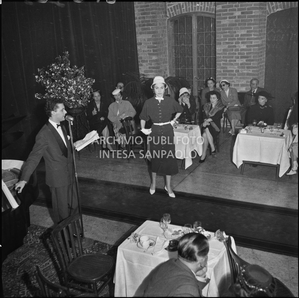 Sfilata di moda della Marzotto nel castello di Pavia<br>212308