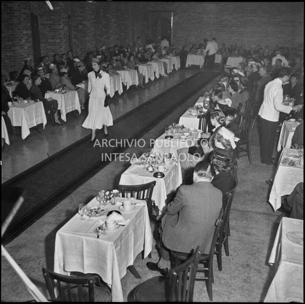 Sfilata di moda della Marzotto nel castello di Pavia<br>212309