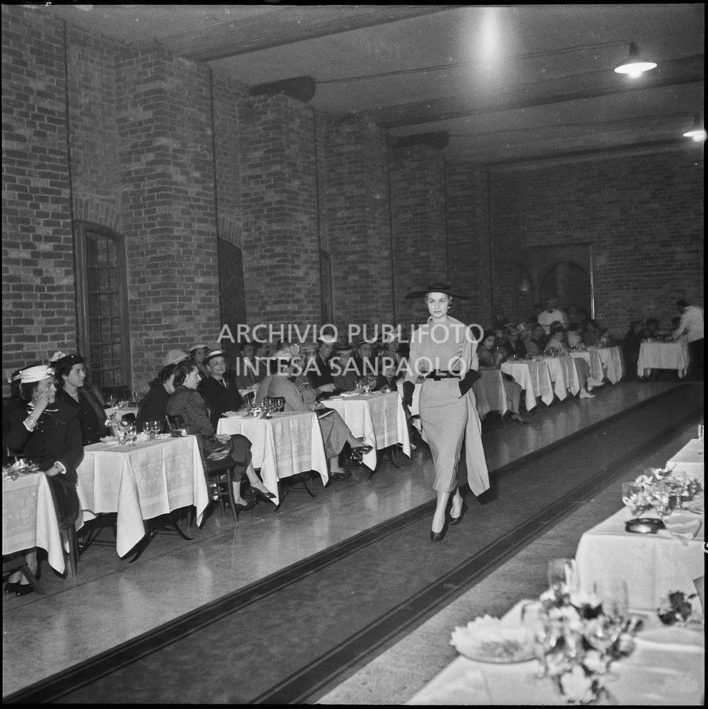 Sfilata di moda della Marzotto nel castello di Pavia<br>212310