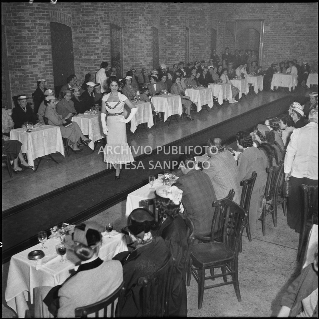 Sfilata di moda della Marzotto nel castello di Pavia<br>212311