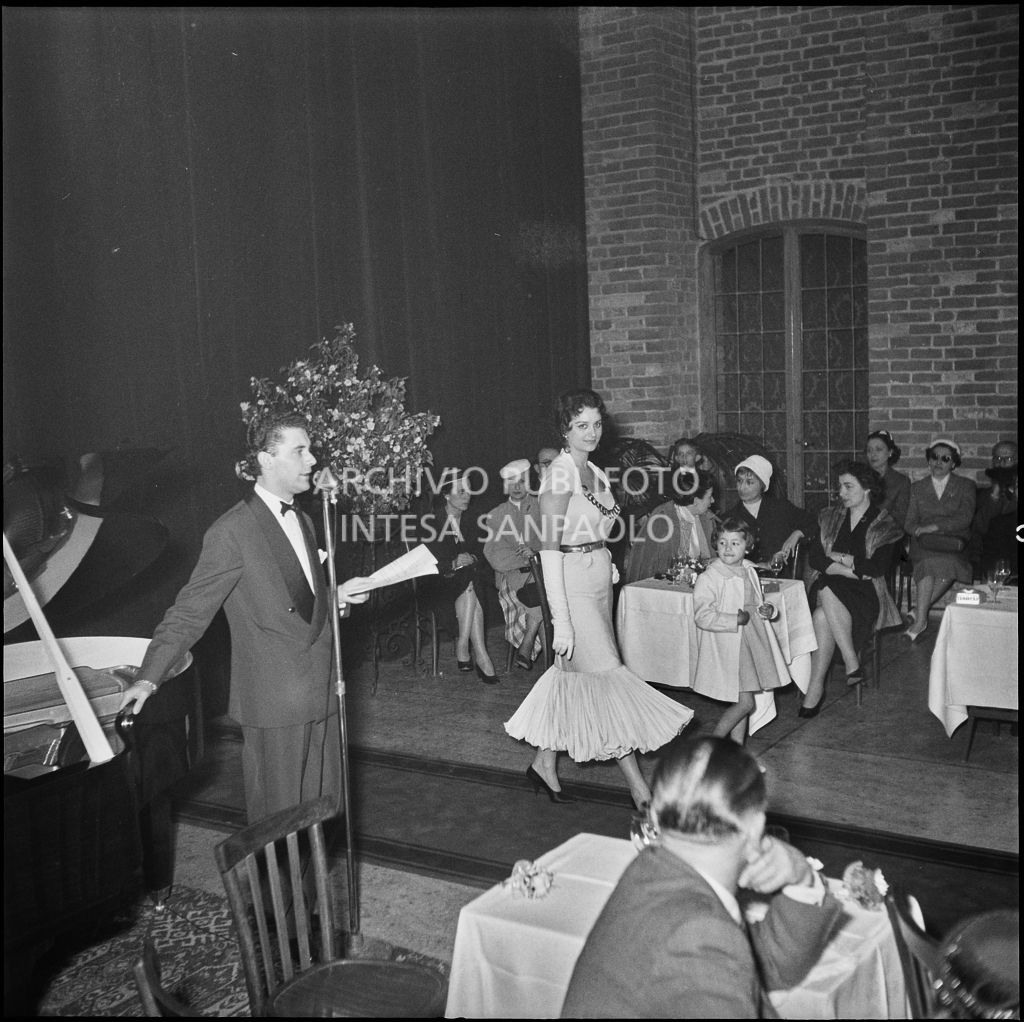 Sfilata di moda della Marzotto nel castello di Pavia<br>212312