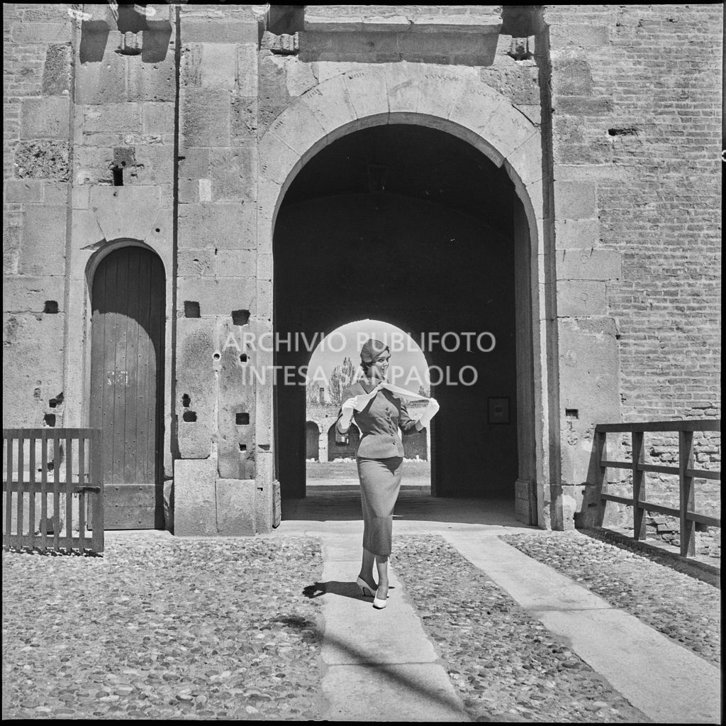 Indossatrice con le creazioni della Marzotto al castello di Pavia<br>212313