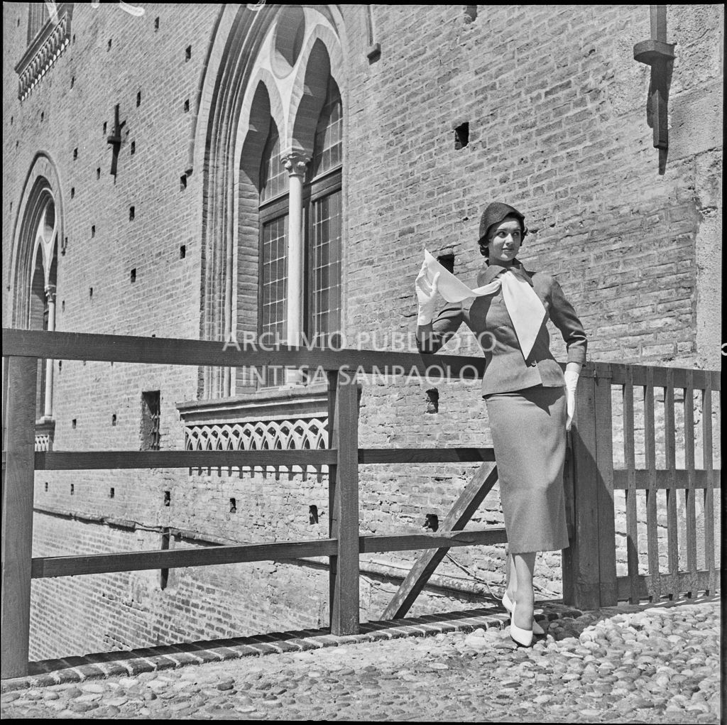 Indossatrice con le creazioni della Marzotto al castello di Pavia<br>212314