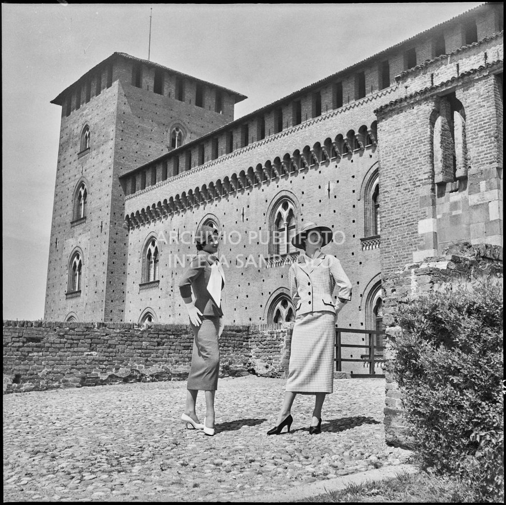 Indossatrici con le creazioni della Marzotto al castello di Pavia<br>212315