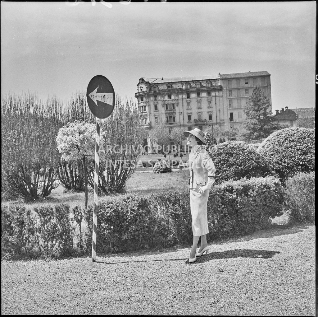 Indossatrice con le creazioni della Marzotto in un un giardino di Pavia<br>212316