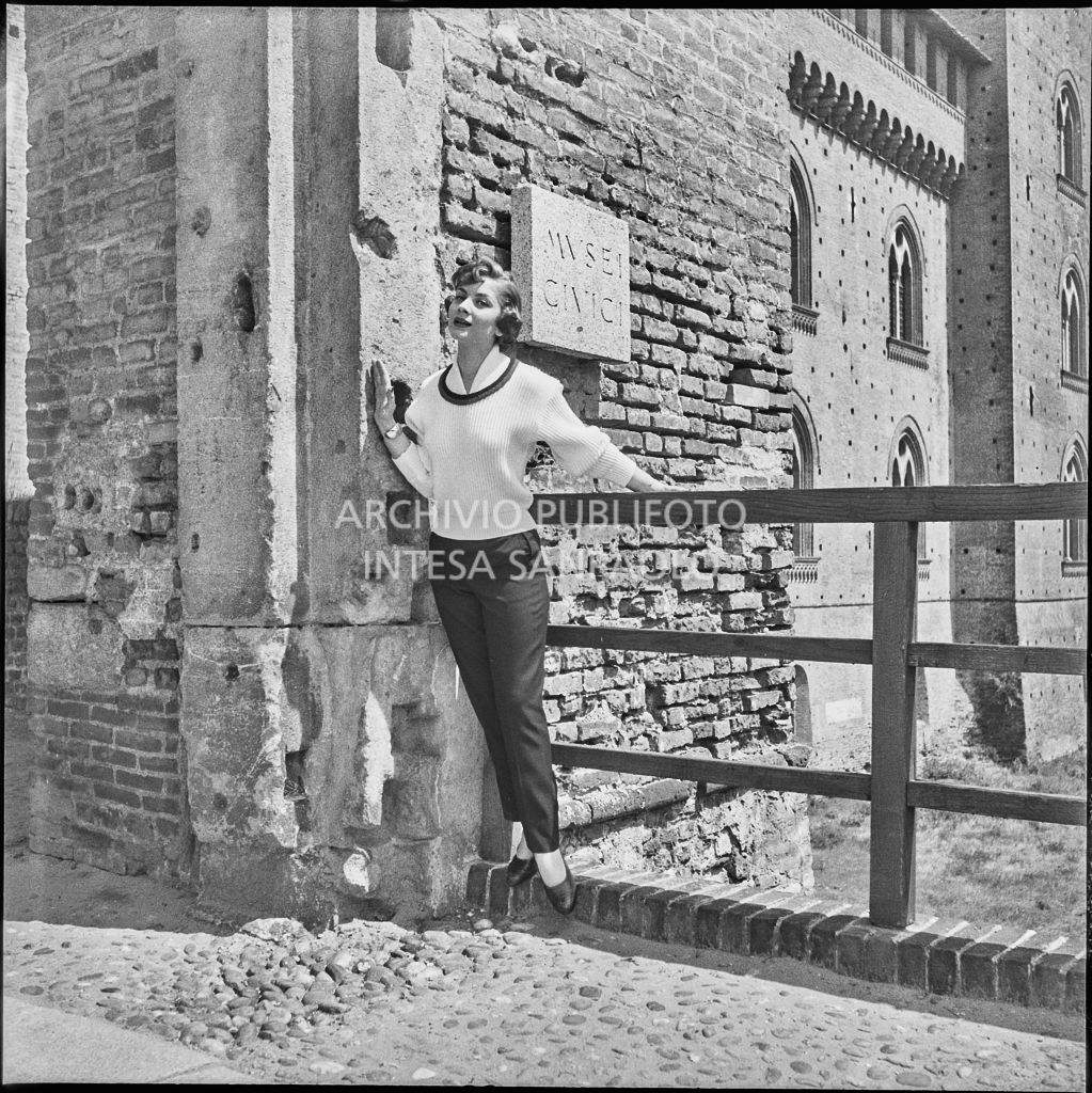 Indossatrice con le creazioni della Marzotto all'ingresso del castello di Pavia<br>212317