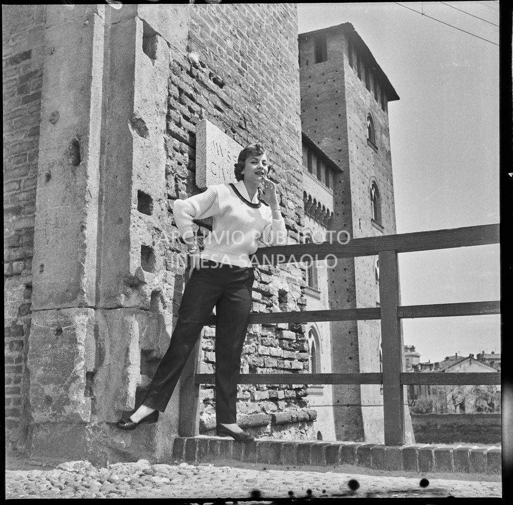 Indossatrice con le creazioni della Marzotto all'ingresso del castello di Pavia<br>212318