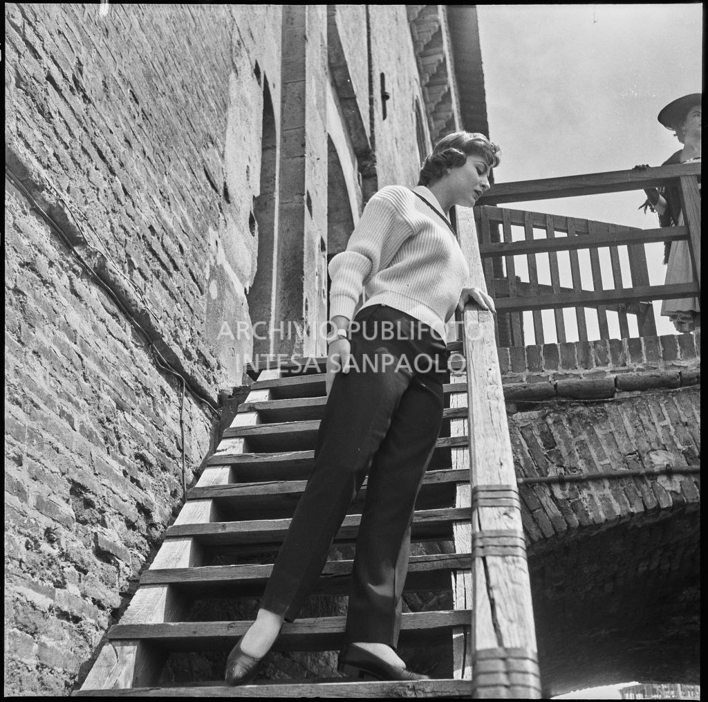 Indossatrice con le creazioni della Marzotto nel castello di Pavia<br>212319