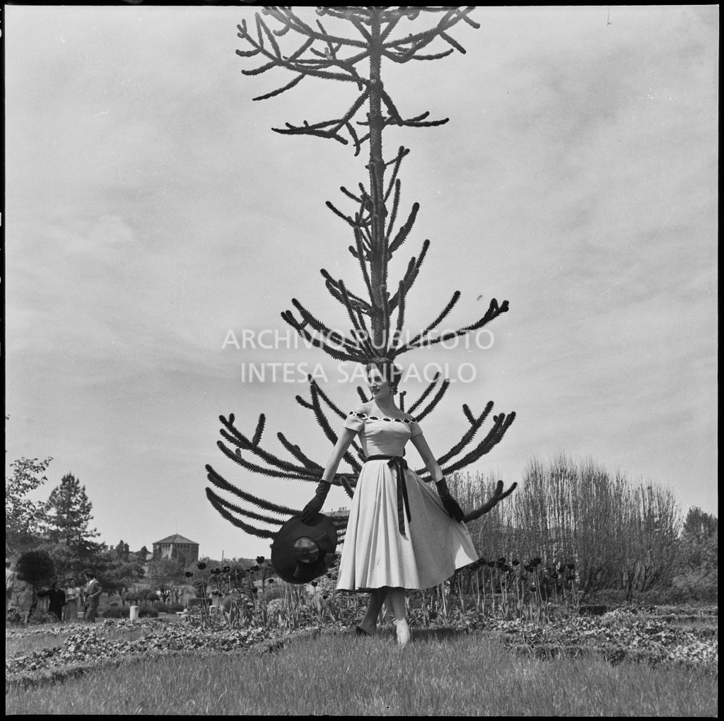 Indossatrice con le creazioni della Marzotto in un giardino di Pavia<br>212320