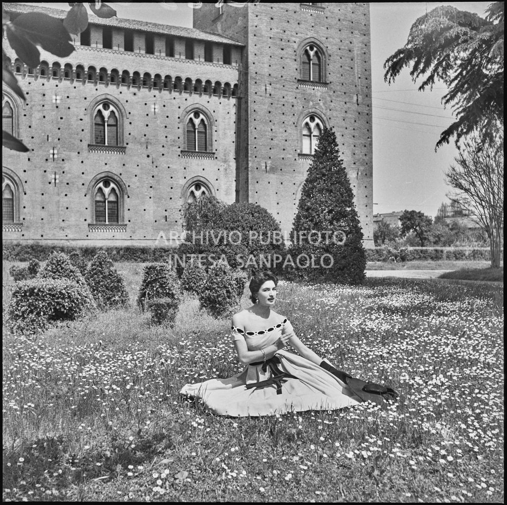 Indossatrice con le creazioni della Marzotto nel giardino del castello di Pavia<br>212321