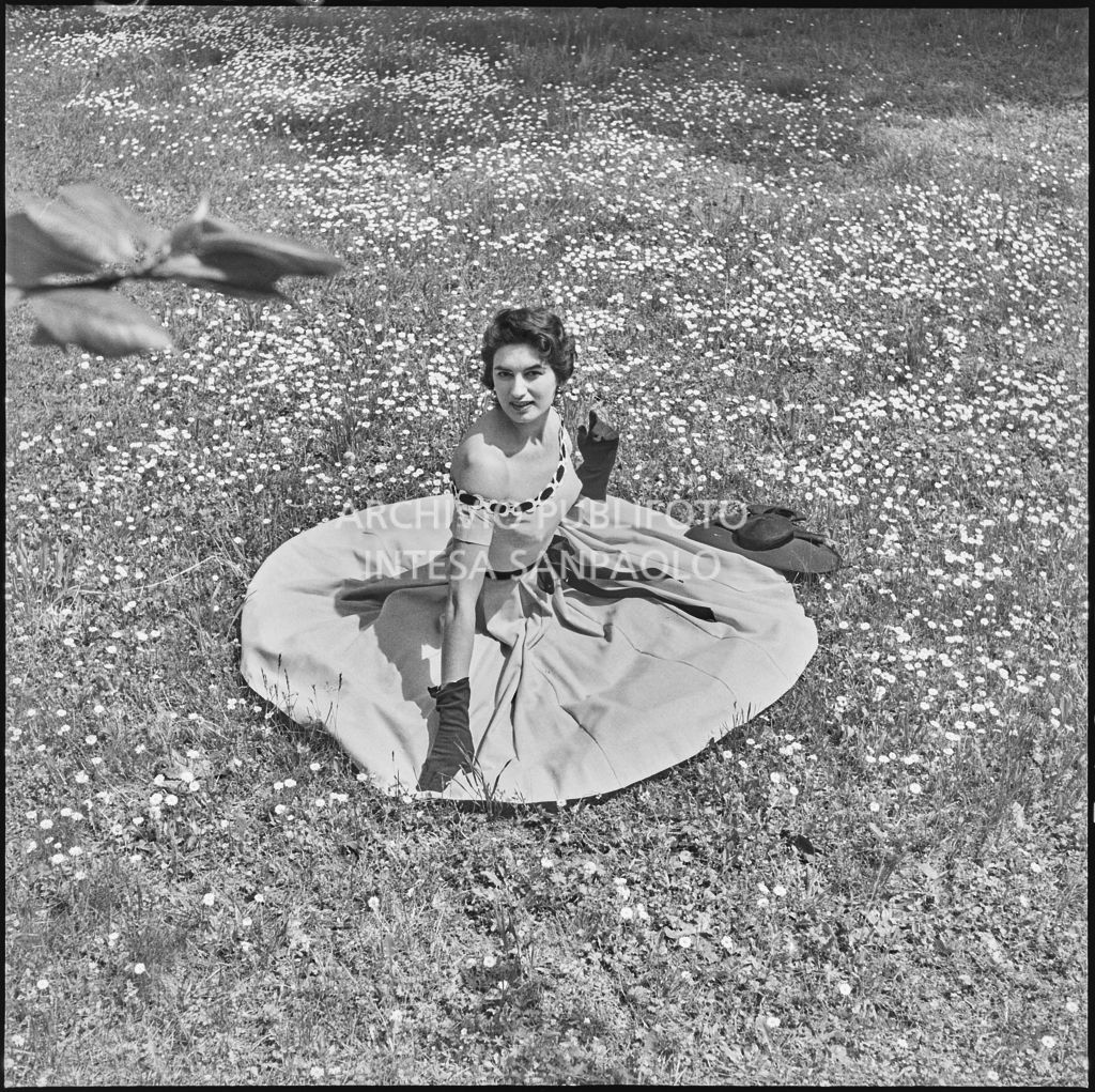 Indossatrice con le creazioni della Marzotto nel giardino del castello di Pavia<br>212322