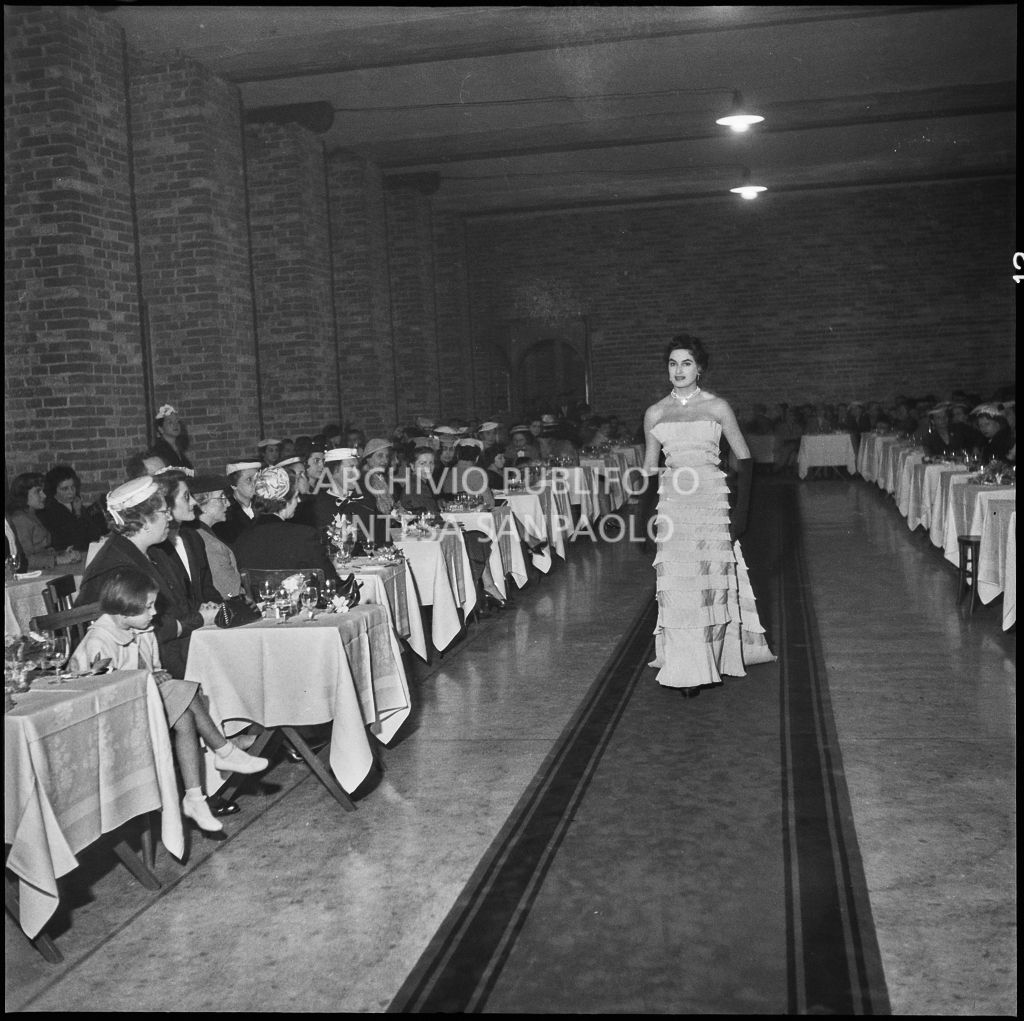 Sfilata di moda della Marzotto nel castello di Pavia<br>212323