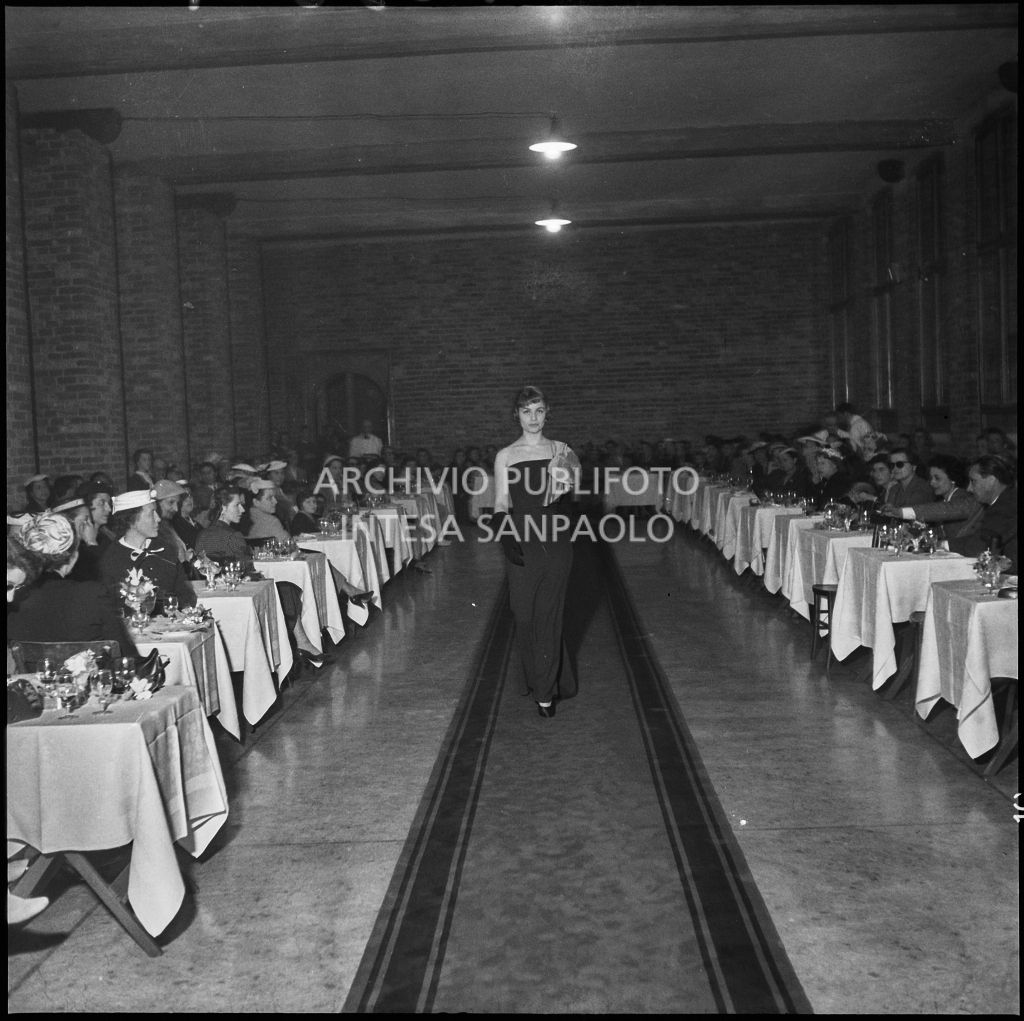 Sfilata di moda della Marzotto nel castello di Pavia<br>212324