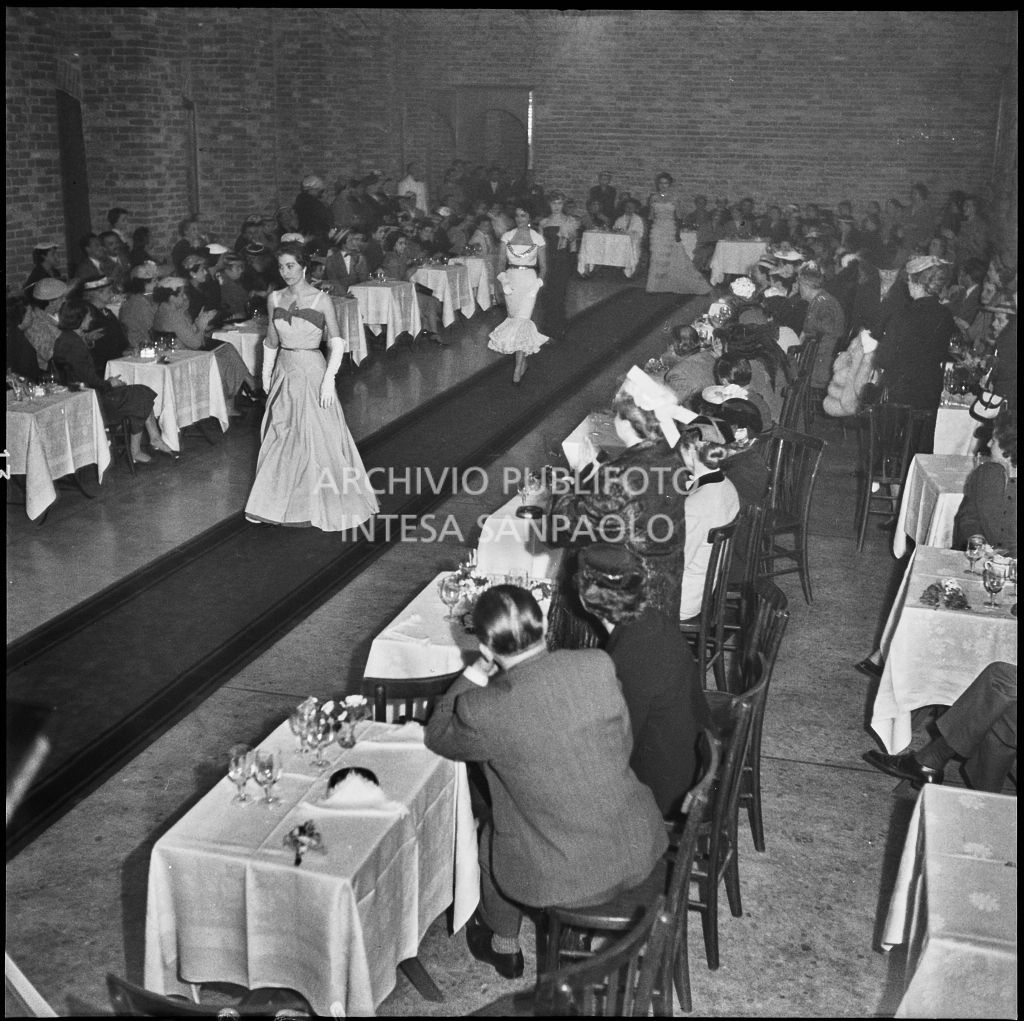 Sfilata di moda della Marzotto nel castello di Pavia<br>212325